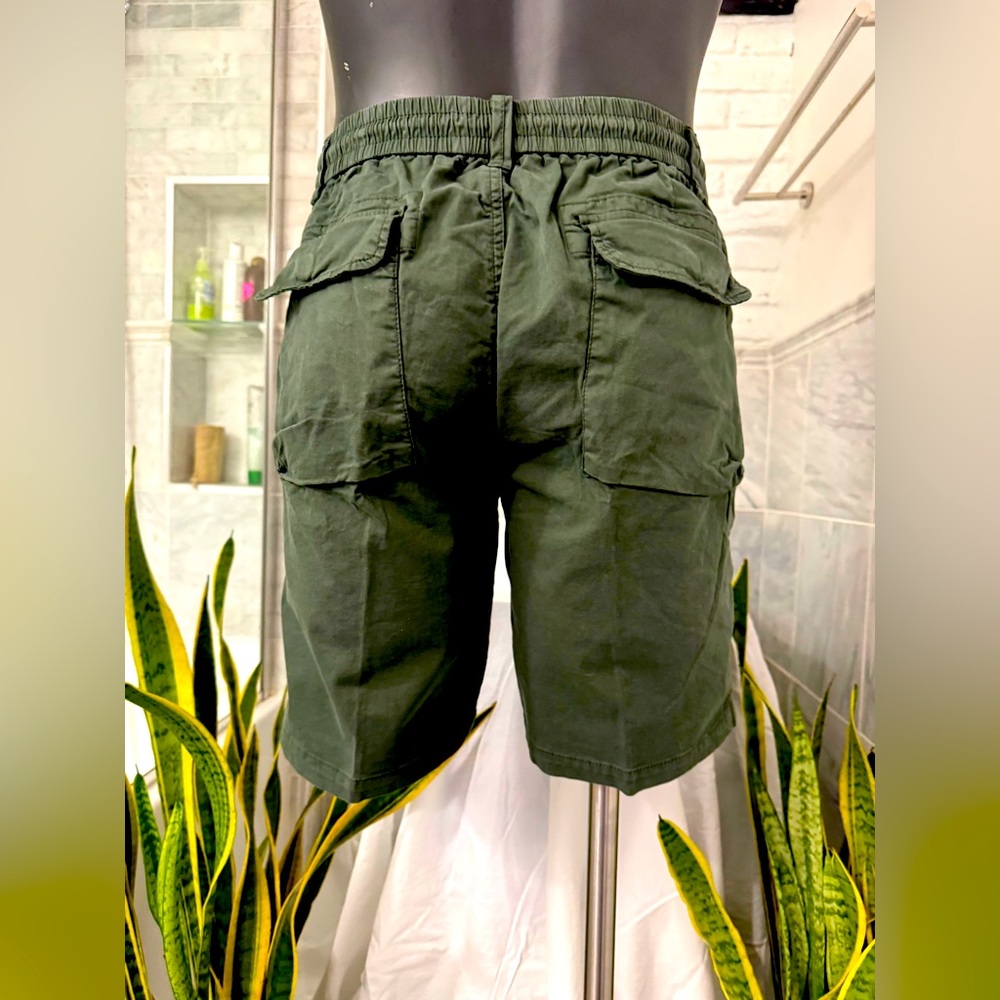 NWOT Cotton/spandex quality fabric Men's olive green cargo shorts